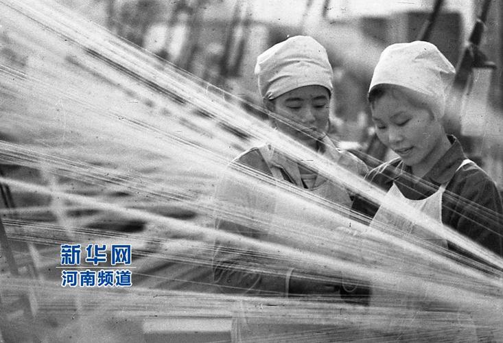 郑州国棉五厂两名女工在车间内